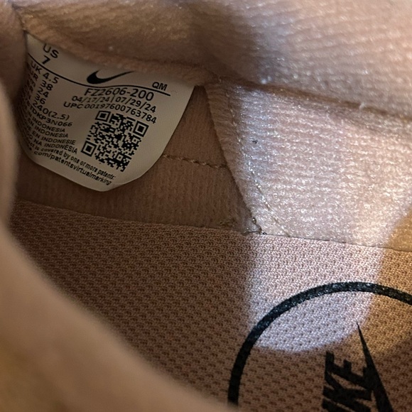 Women’s Nike Legacy Tan Sneakers with Black Swoosh size 7 - Picture 4 of 4